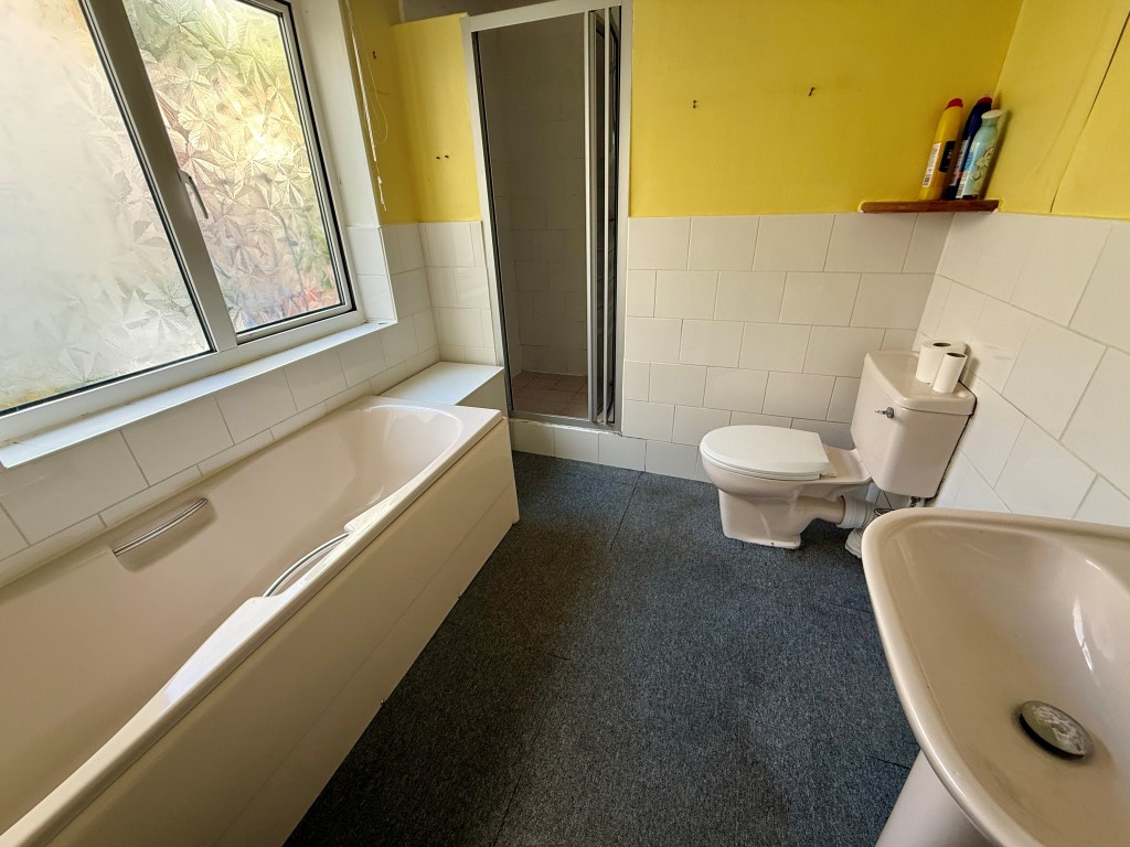 Lot: 16 - TWO-BEDROOM END-TERRACE HOUSE - Bathroom with W.C.